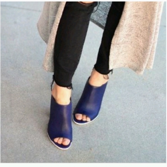 Vince Shoes - EUC Vince allison leather open-toe mules